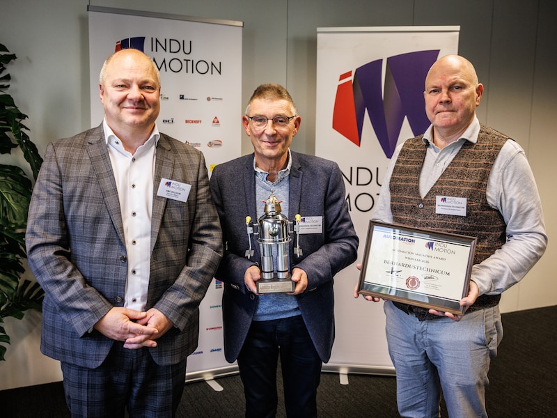 Technisch adviseur-coördinator STEM Kurt Vanmeerhaeghe en leraar Patrick Detemmerman van Bernardustechnicum uit Oudenaarde mochten de award in ontvangst nemen.