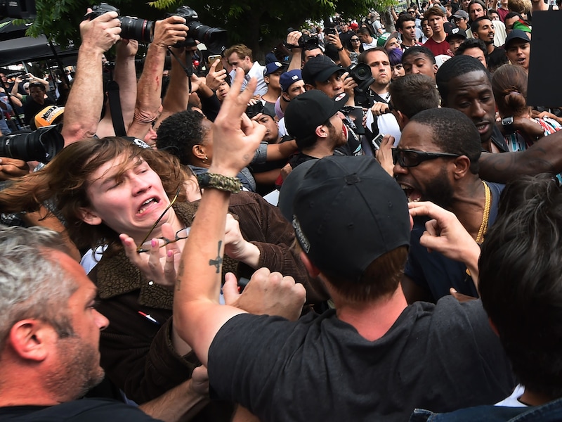 Confrontatie tussen voor- en tegenstanders van Trump tijdens een campagnebijeenkomst van Donald Trump in San Diego op 27 mei 2016.
