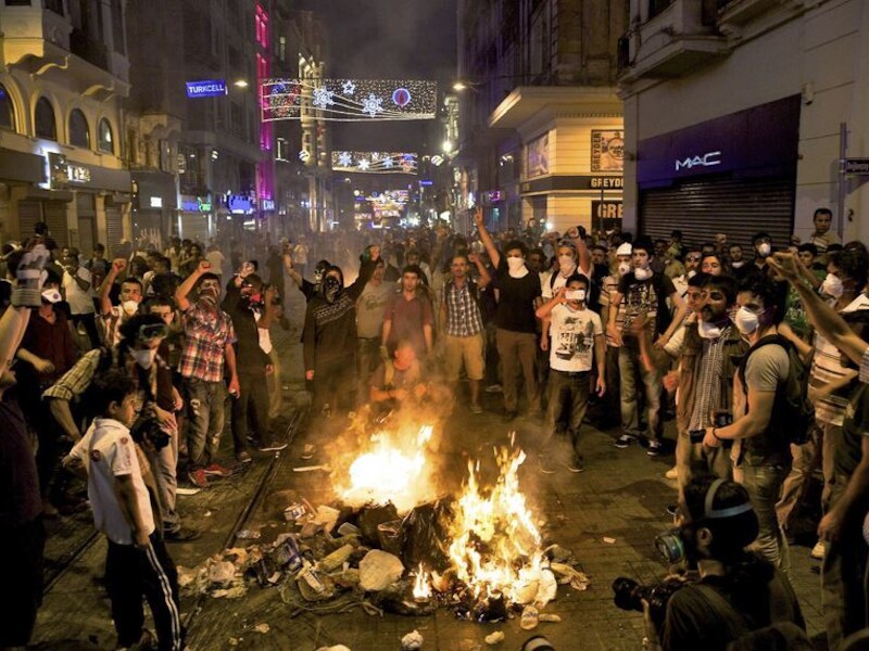 Demonstranten op een van de straten om het Gezipark in Istanbul.