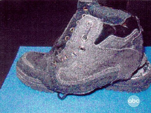 Een van de schoenen van de vermeende 'shoe bomber' Richard Reid.