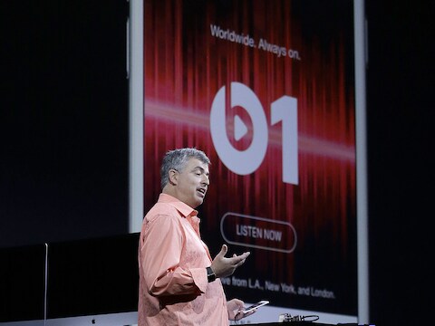 Eddy Cue, de vicevoorzitter van de internetsoftwaredienst van Apple, tijdens de voorstelling van Beats 1.