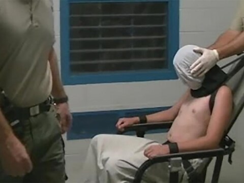 Dylan Voller, geketend en met een zak over zijn hoofd, in de documentaire van ABC.