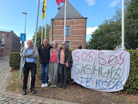 Enkele leden van het actiecomité SOS Sashuis bij het Sashuis in Klein-Willebroek. Met van links naar rechts: Paul De Neys, Raf Coenjaerts, Inge Henneman en Gerda Van Zeebroeck. 