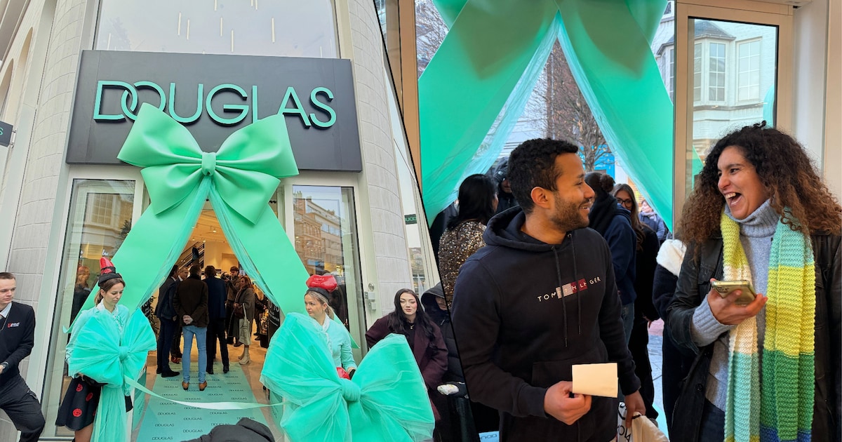 Opening van Douglas-winkel in Hasselt lokt massa volk: “Voor deze goodiebag stond ik met plezier hal