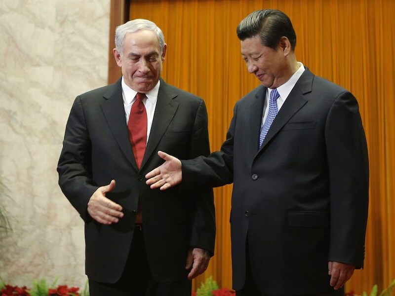 Benjamin Netanyahu en Xi Jinping donderdag in Beijing.