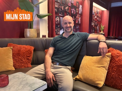 Christophe Minne in zijn Café Palace in Deinze. 
