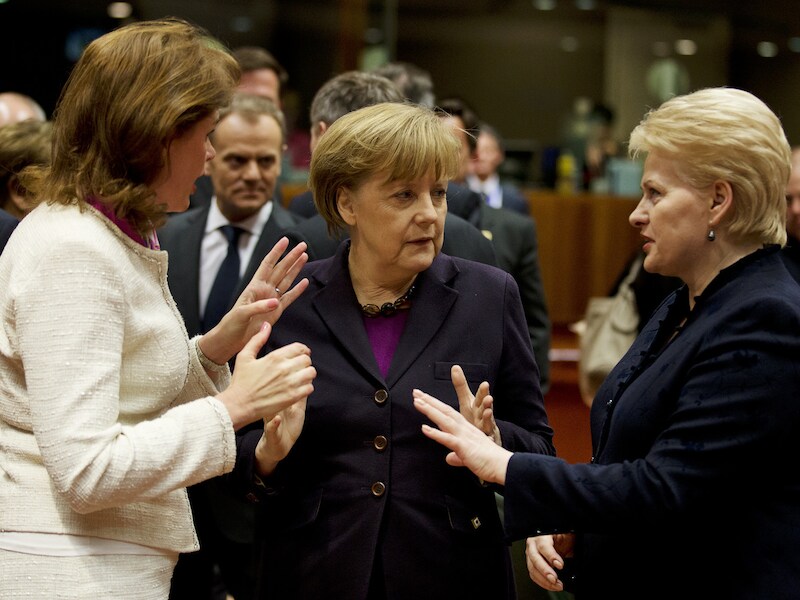 Bondkanselier Angela Merkel in gesprek met collega's Alenka Bratusek (Slovenië) (links) en Dalia Grybauskaite (Litouwen) over de situatie in de Oekraïne, vorig jaar.