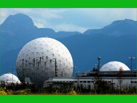 Radarantennes bij een vestiging van de Duitse inlichtingendienst BND in Bad Aibling.