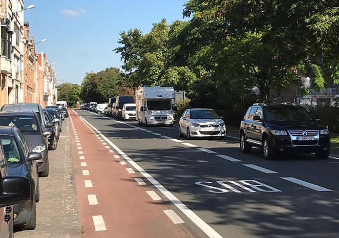 Boete voor asociale bestuurder (23) die file inhaalde langs busstrook ...