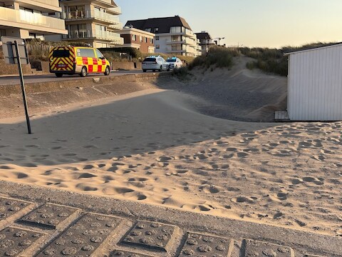 Een man is uit zee gehaald in Knokke-Heist en op het strand gereanimeerd door de hulpdiensten. Hij overleefde het niet.