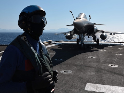 Illustratiebeeld. Een Franse marinier naast een Rafale straaljager op vliegdekschip Charles de Gaulle. (10/07/26)