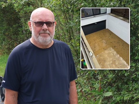 Willy plaatste speciale zwarte profielen vlak naast de Hoge Beek om overstromingen te voorkomen.