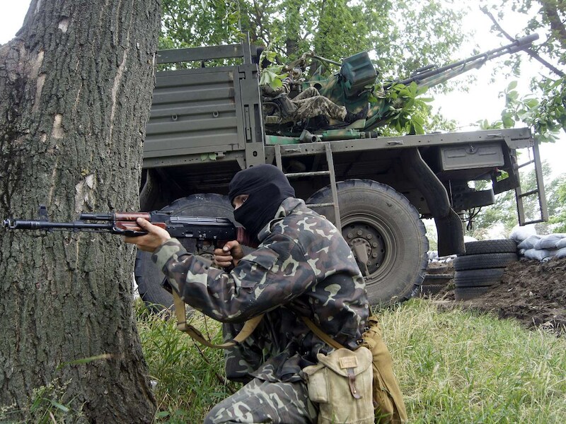 Een pro-Russische militant bij een checkpoint nabij Slavjansk.