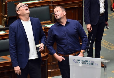 “Dit is een farce”: Vlaams Belang Jongeren laten ballonnen o