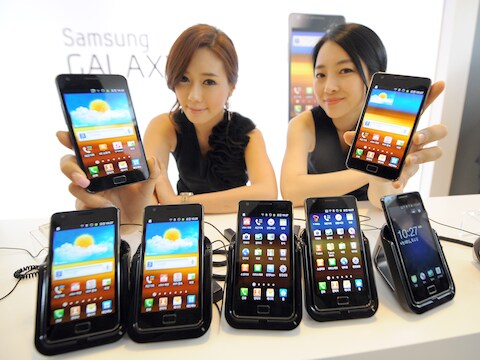Zuid-Koreaanse modellen poseren bij de Samsung smartphone 'Galaxy S2'.