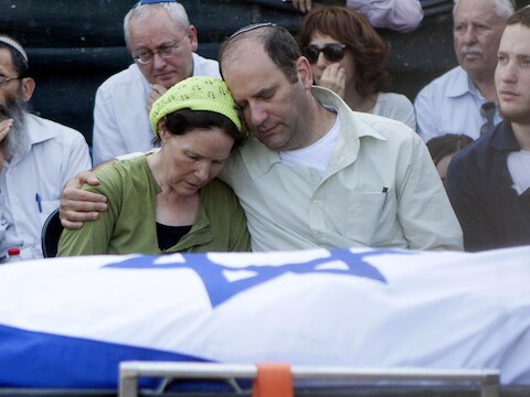 De ouders van Naftali Frankel op de dag van zijn begrafenis.