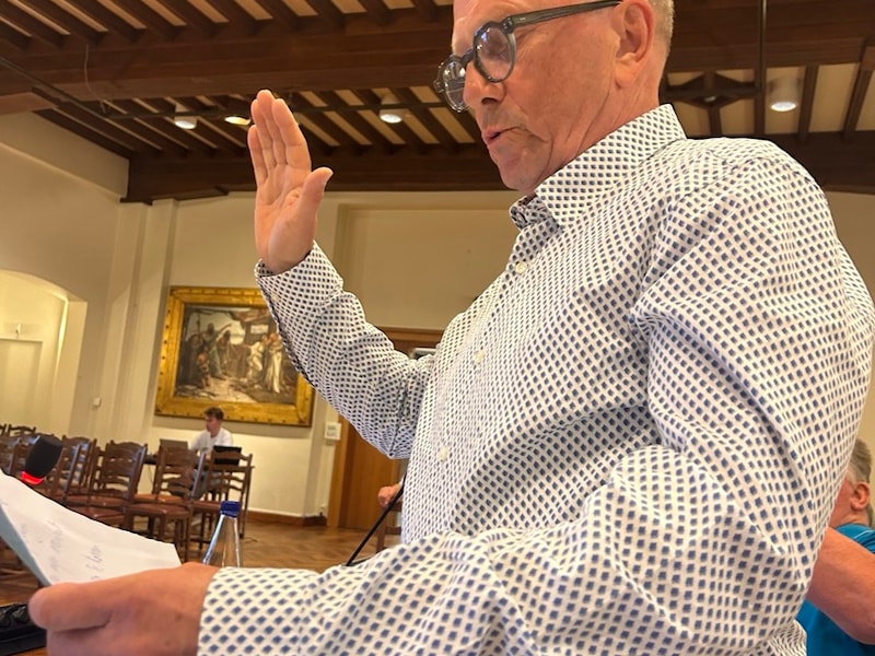 Dirk Van Wassenhove (Lokaal Alternatief) legt als nieuw gemeenteraadslid de eed af in Zele