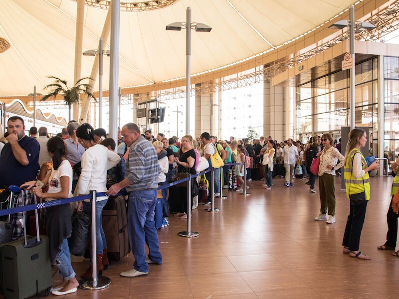Toeristen schuiven aan om naar huis te vliegen op de luchthaven van Sharm el-Sheikh.