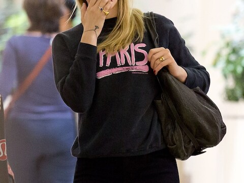 Scarlett met haar nieuwe gouden ring.