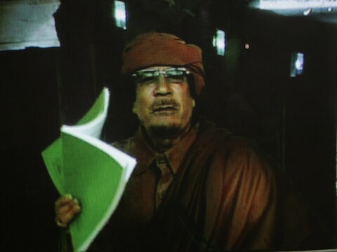 De Libische leider Moamer Kadhafi tijdens zijn televisiespeech gisterenavond.
