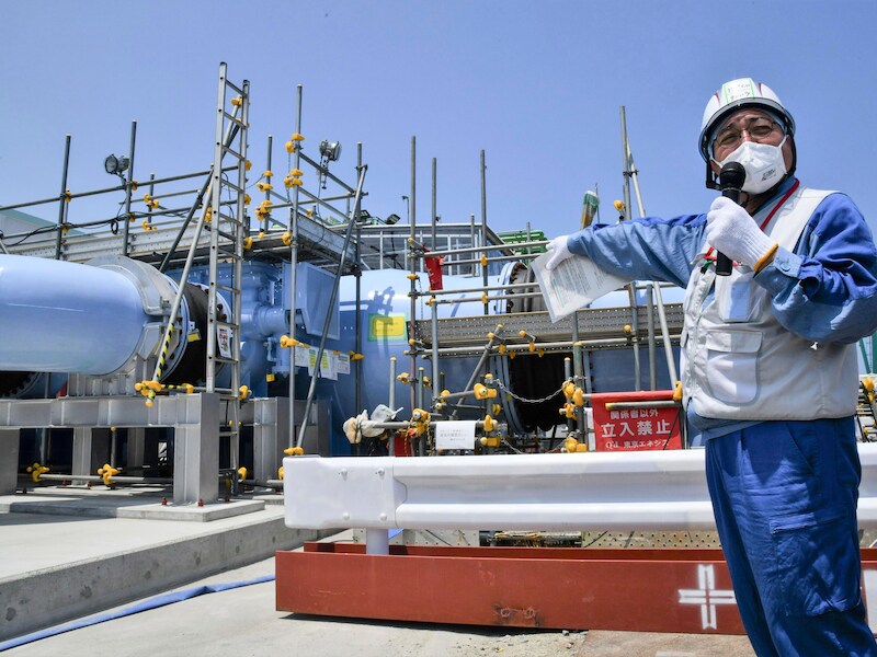 Een medewerker van TEPCO geeft toelichting bij de installatie die gebruikt zal worden om het afvalwater in zee te lozen.