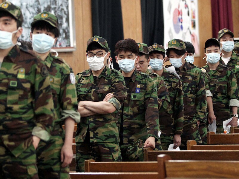 Zuid-Koreaanse militairen dragen maskers ter bescherming tegen het virus dat al aan vier mensen het leven kostte.