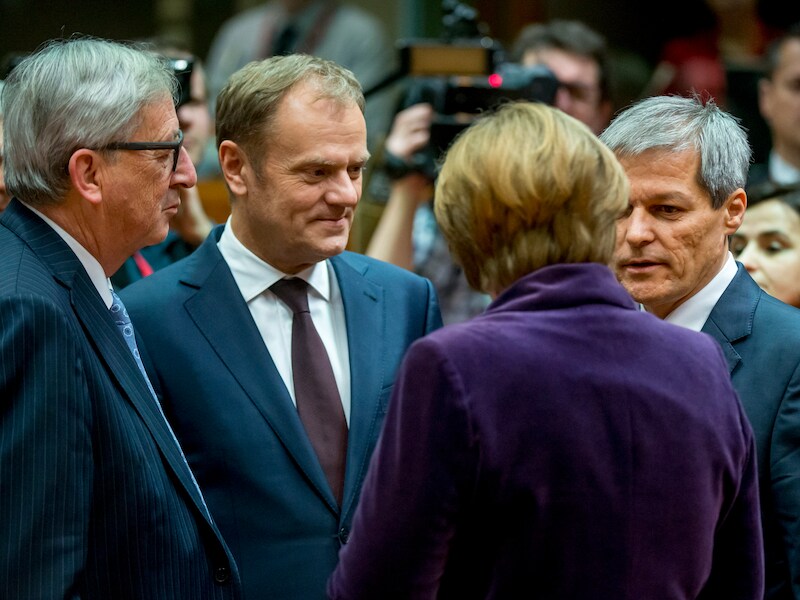 Donald Tusk (midden) bij aanvang van de Europese top.