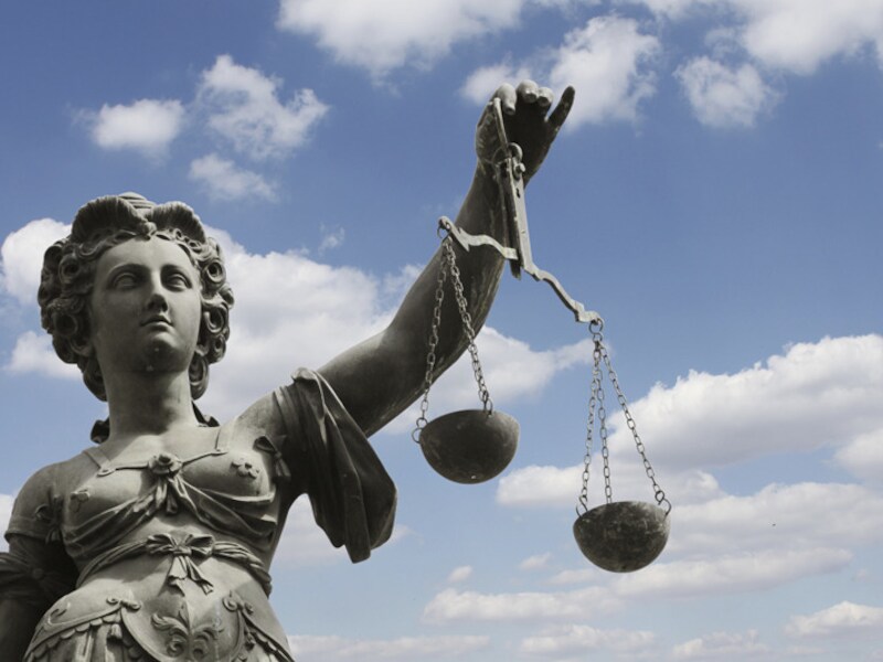 Na de schuldbekentenis kan de man een schadevergoeding krijgen van Vrouwe Justitia, al betwijfelt 'El País' of die er ooit komt.