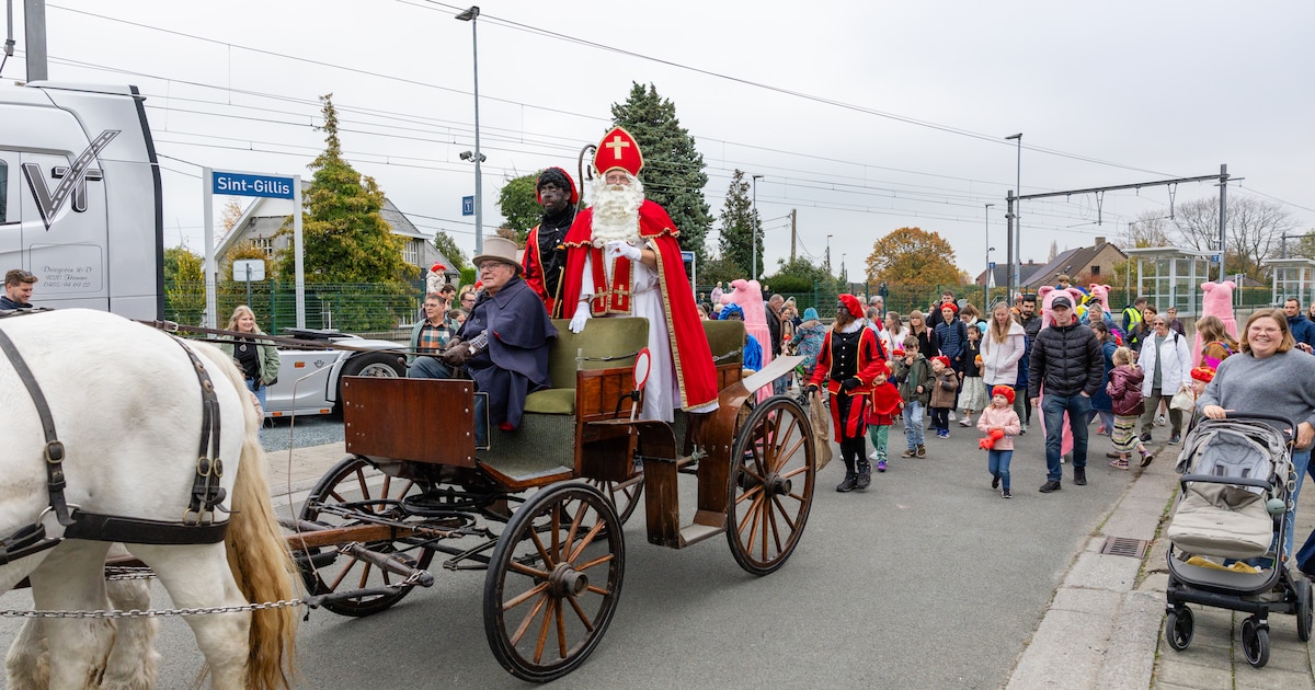 Enthousiaste kinderen verwelkomen Sint-Maarten aan Den Halt en trekken in stoet door dorp