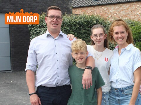 Filip Pannecoucke, echtgenote Kim Manhaeve en de kinderen Febe (12) en Fil (10), in Beveren-aan-de-IJzer: “Wij wonen hier prachtig”.