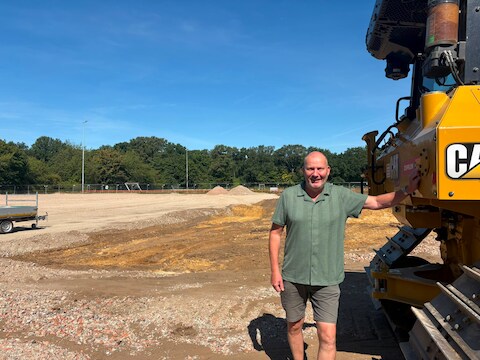 De bouw van de derde gemeentelijke sporthal in Schoten is begonnen. Hier zie je sportschepen Paul De Swaef (N-VA) op de werf 