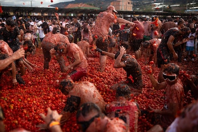 IN BEELD. Straat kleurt rood tijdens massaal tomatengevecht 