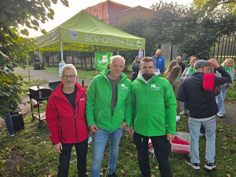 Dominiek van ACOD-OD samen met de collega's van ACV-OD Jonas en Kris aan het Centrum voor Illegalen in Merksplas.
