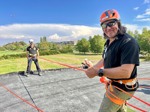Chef Blom daalt af van het dak van de Kristallijn, beveiligd door Bjorn Vandewege van Climbing Managers