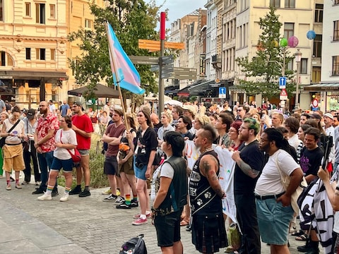 Zo’n tweehonderd sympathisanten van Antwerp Queer Arts Festival voerden dinsdagavond actie aan het stadhuis.