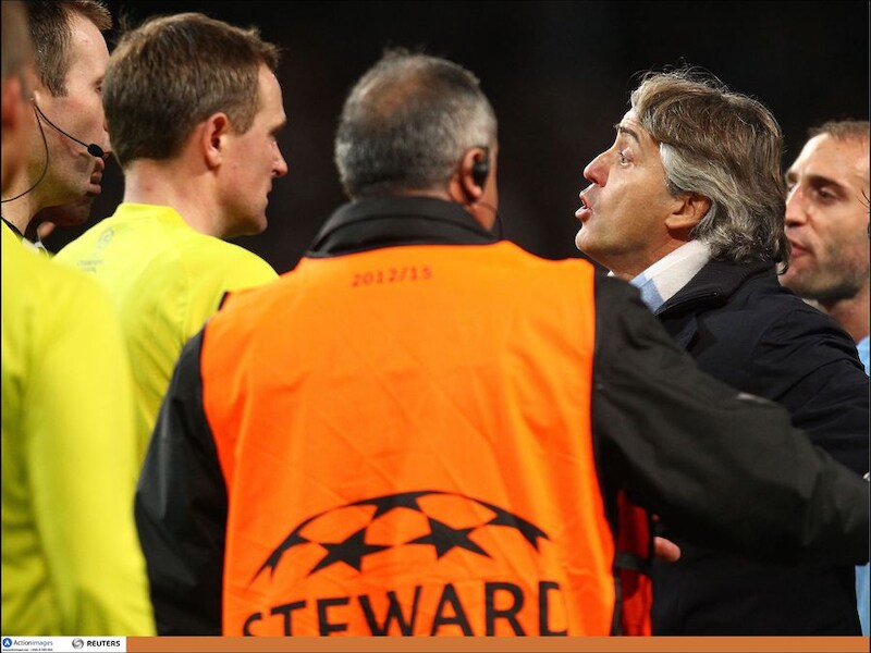 Mancini in een heftige discussie met ref Rasmussen na de onterecht afgekeurde 3-2.