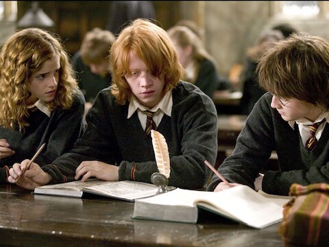 De hoofdpersonages in de verfilmingen van de boekenreeks: Hermelien, Ron en Harry.