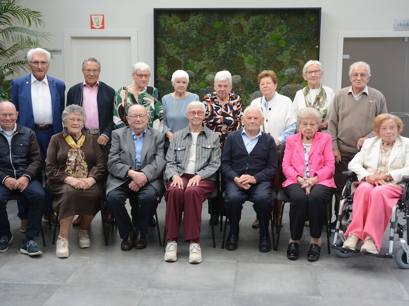 De vijftien 89-jarige klasgenoten kwam samen in Zedelgem om herinneringen op te halen 