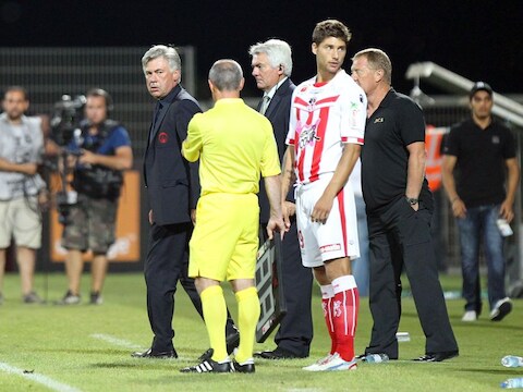 Ancelotti wordt weggestuurd door de scheidsrechter.