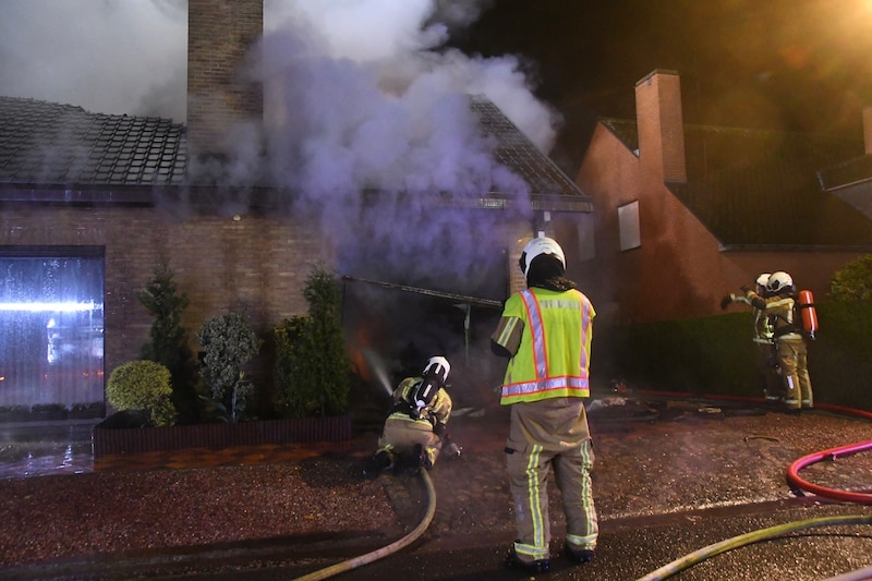 Het was onmogelijk voor de brandweerlieden om het huis snel te betreden.