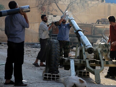 Strijders van het Vrije Syrische Leger zondag nabij Damascus, in gevecht met regeringstroepen.