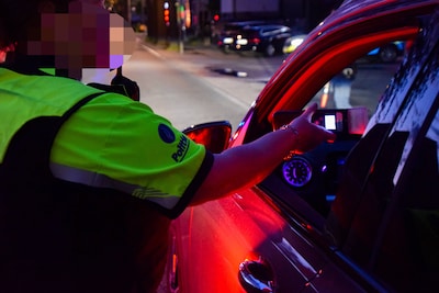 Bestuurder maakt het bont in Essen: hij rookt in wagen met k