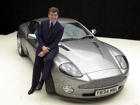 James Bond-acteur Pierce Brosnan en zijn Aston Martin Vanquish. (19/11/02) 