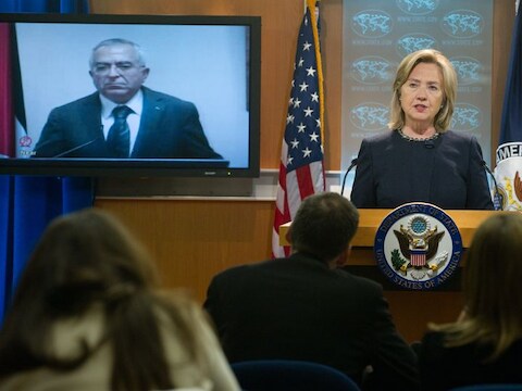De Palestijnse premier Salam Fayyad volgt via satellietverbiding de persconferentie van Hillary Clinton op het Witte Huis.