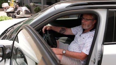 Splinternieuwe wagen op de oprit, maar Karel mag er niet mee rijden: “Mijn frustratieniveau? Een 12 op 10”