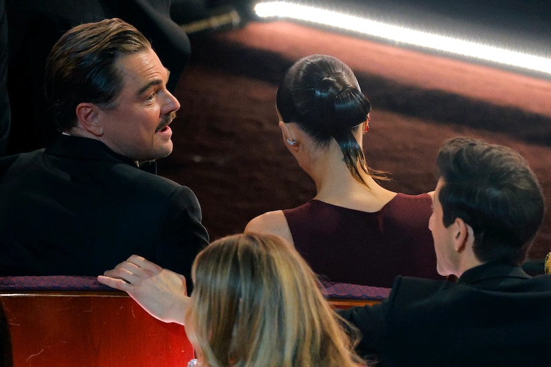 Leonardo DiCaprio en Vittoria Ceretti zaten naast elkaar. 