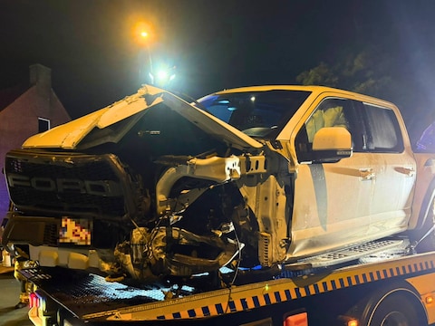 In Tielt knalde een Ford Raptor tegen een garagepoort. De pick-up raakte zwaar beschadigd. 