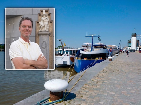 Er meren bijna dubbel zoveel riviercruises aan in Antwerpen als vorig jaar. Die toeristen gaan ook steeds vaker op rondleiding, zo merkt ook stadsgids Tanguy Ottomer (inzet). 