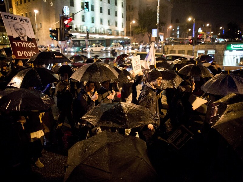 Demonstranten hielden uit protest een mars met zwarte paraplu's.