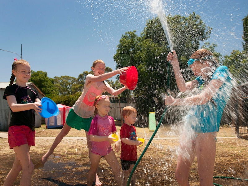 Spelende kinderen zoeken verkoeling in Adelaide.